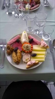 Fel de mâncare pentru masa de pomenire, servit pe porțelan — 5