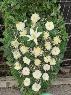 Coroană funerară din brad cu crini albi, trandafiri și garoafe — model 10