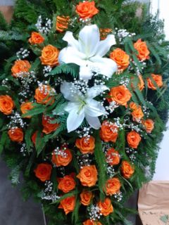 Coroană funerară din brad cu crini albi, trandafiri și garoafe — model 12