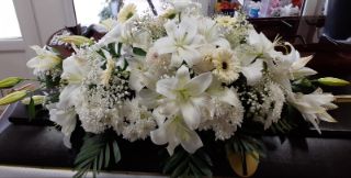 Coroană funerară din brad cu crini albi, trandafiri și garoafe — model 5