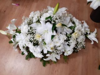 Coroană funerară din brad cu crini albi, trandafiri și garoafe — model 8